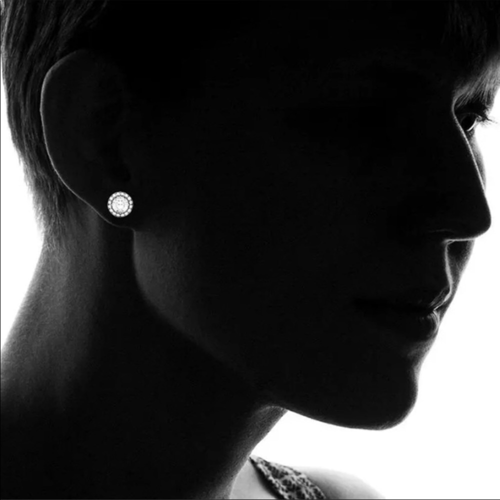 Delicate Swarovski Stud Earrings New - Picture 4 of 5